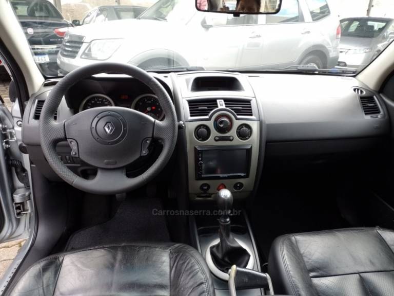 RENAULT - MÉGANE - 2006/2007 - Prata - R$ 28.000,00