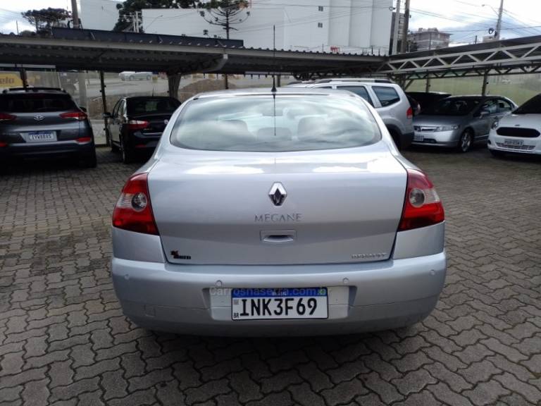 RENAULT - MÉGANE - 2006/2007 - Prata - R$ 28.000,00