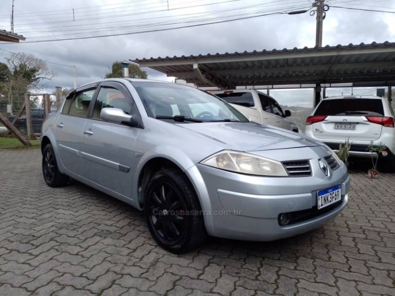 RENAULT - MÉGANE - 2006/2007 - Prata - R$ 28.000,00