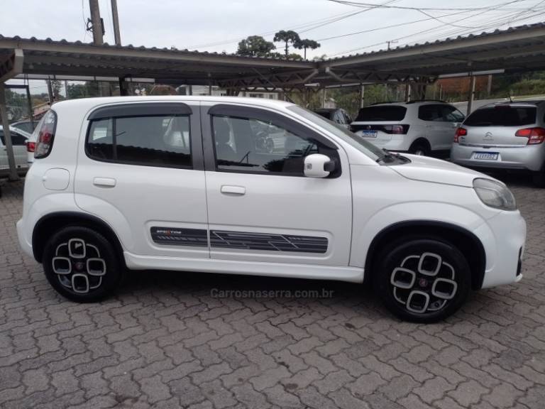 FIAT - UNO - 2015/2015 - Branca - R$ 45.500,00