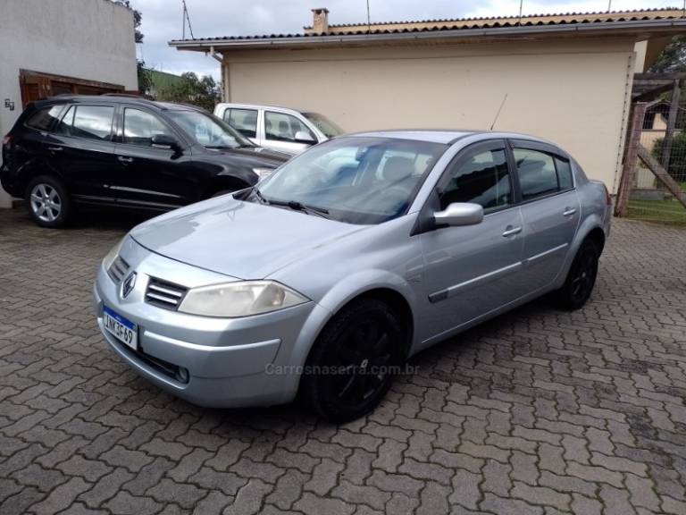 RENAULT - MÉGANE - 2006/2007 - Prata - R$ 28.000,00