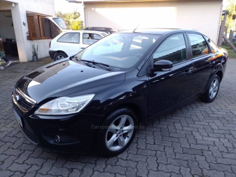 FORD - FOCUS - 2010/2011 - Preta - R$ 38.800,00